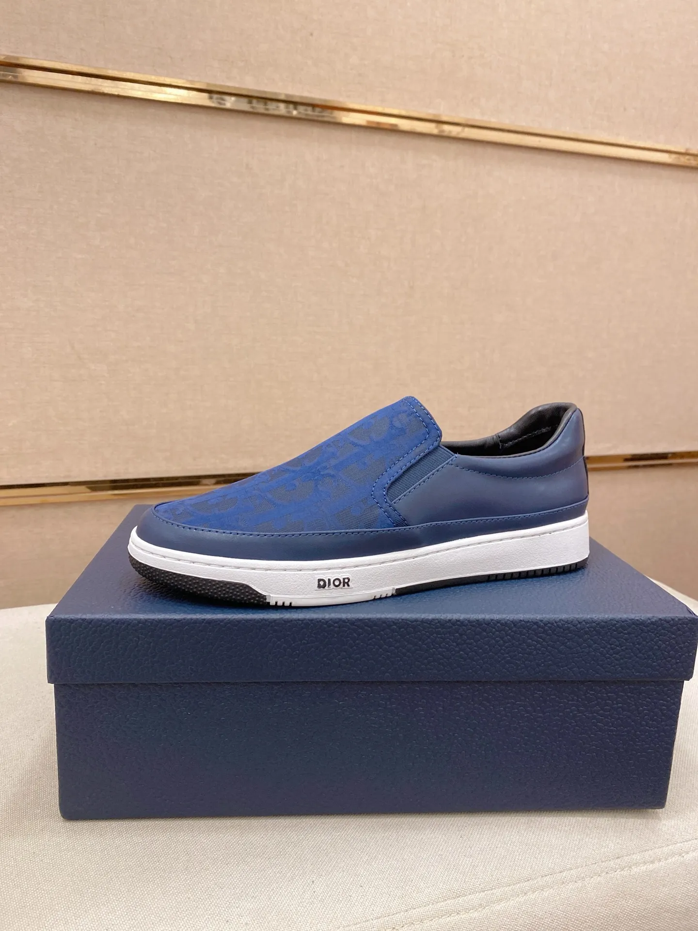 Men's shoes💰 400💰🇮🇹🇮🇹Dior d The new models are on sale at the same time at the counter. The uppers are imported from Italy, and the linings are all imported sheepskin. They are completely 1⃣️ to 1⃣️ replicas 🇮🇹💪💪, ⚠shoes Bottoms: Original soles are specially provided by the original factory. The exclusive movable molded soles are super comfortable. ⚠Original factory goods, 🔍🔍high quality. You can enter and leave the counter at will. Welcome to compare⚠. Code number:38-44
